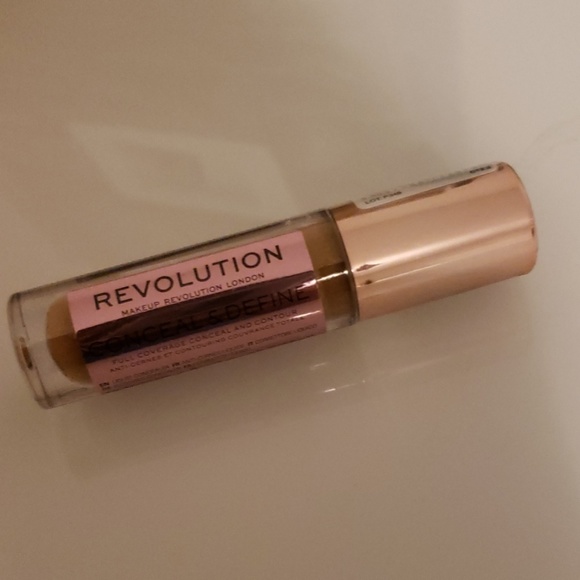 REVOLUTION MAKEUP concealer - Picture 3 of 4